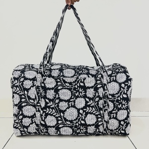 Sac de voyage matelassé noir à motifs floraux pour femmes, sac de week-end en coton fait main avec bandoulière, sac de sport léger et vintage tendance - Product Image 4