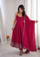 TENNECY Ensemble Anarkali et Dupatta en Tissu Chanderi Réversible avec Broderie, Coupe Évasée Longue, Infroissable, et Pantalon Assorti