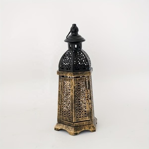 Lanterne marocaine vintage en bronze noir avec décorations ajourées complexes, porte-bougie décoratif pour la décoration de la maison pendant le Ramadan - Product Image 4