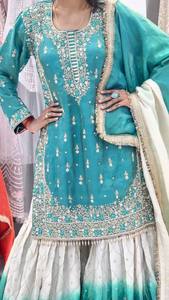 Présentation de la nouvelle collection de créateurs en soie, avec un ensemble haut-bas et dupatta richement brodé de sequins. - Product Image 6