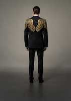 Blazer homme noir en polyester et coton, coupe droite, simple boutonnage, avec broderie ailes d'ange dorées, idéal pour les soirées