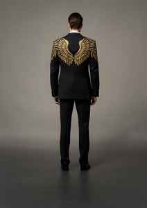 Blazer homme noir en polyester et coton, coupe droite, simple boutonnage, avec broderie ailes d'ange dorées, idéal pour les soirées - Product Image 2