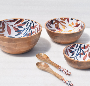 Ensemble de saladiers en bois d'acacia faits à la main avec un motif floral sur l'intérieur et des ustensiles de service en bois assortis - Product Image 1