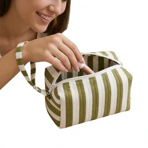 Pochette cosmétique matelassée 100% coton faite à la main, rayures audacieuses, pochette à maquillage, taille personnalisée, logo imprimé, organiseur de voyage pour femmes - Product Image 6