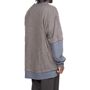 เสื้อยืดแขนยาวผู้ชายทรงโอเวอร์ไซส์ สีเทา แต่งขอบตัดกัน คอกลม สไตล์สตรีท ผ้าถักเนื้อฝ้าย ทรงพอดีตัว แขนยาวทรงโอเวอร์ไซส์สองชั้น - Product Image 2
