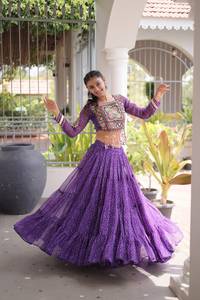 Lehenga en Faux Georgette à Imprimé Bandhani de Créateur avec Blouse Bandhani Entièrement Cousue et Patchwork Kutchi – Collection Spéciale Navratri - Product Image 1
