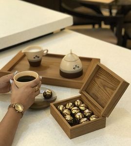 Plateau de service élégant en bois en forme de cœur pour chocolats et noix, couleur unie, fait main, design moderne et minimaliste, vaisselle et assiettes - Product Image 3