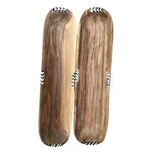 Plateau en bois long et élégant pour desserts et produits de boulangerie, idéal pour la présentation de snacks en café et l'utilisation sur table, provenant d'Inde. - Product Image 1