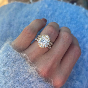 Bague de fiançailles en or jaune avec diamant de laboratoire taille émeraude, halo de diamants baguette - Product Image 4