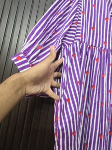 Robe longue en coton à manches longues pour femmes, imprimé cœurs rayés violet et blanc, style vintage, coupe trapèze, col rond - Product Image 3