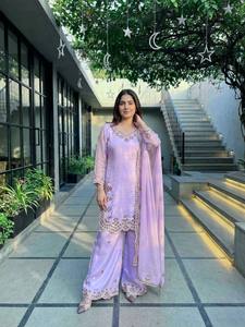 Kurta pour femmes avec motifs ethniques brodés au fil, accompagné de salwar et dupatta - Product Image 3