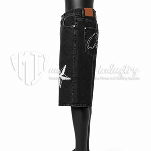 Shorts en jean noir pour homme en coton biologique, logo imprimé sur le devant, coupe ample, longueur genou, style streetwear décontracté, haute couture - Product Image 5