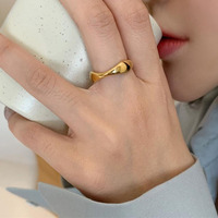 Maßgefertigte Edelstahl-Ringe mit Goldplattierung, Minimalistisches Geometrisches Wellendesign für Damen und Herren, Wasserfester Schmuck
