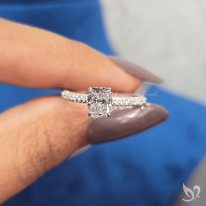 Bague en or blanc 10K avec trois rangs de diamants de laboratoire taille coussin allongée 1 carat, style minimaliste, cadeau de mariage pour femme - Product Image 4