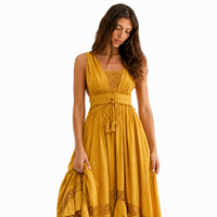 Robe longue décontractée bohème pour femme OEM/ODM, personnalisable avec étiquette privée, à volants superposés et bordure en dentelle, idéale pour les vacances d'été à la plage ou en station balnéaire, coupe trapèze.