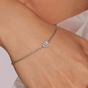 Pulsera de Corazón Minimalista Plateada Hallmark - Pulsera de Tenis con Dijes Bañada en Rodio - Product Image 1