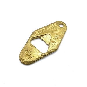 Abridor de botellas metálico dorado con un diseño elegante y detalles de texto de buena suerte, creando un accesorio impresionante para fiestas. - Product Image 1