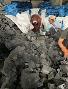 Charbon de bois noir sans fumée pour restaurant, 100% bois dur, durée de combustion de 2 à 4 heures - BIWOOD COMPANY - Product Image 3