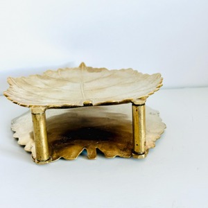 Support à serviettes en métal doré de qualité supérieure, design feuille d'or, parfait pour les espaces de repas modernes, la décoration intérieure et la mise en valeur élégante de la table, provenance Inde. - Product Image 3