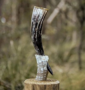 Corne à boire viking naturelle avec support - Fabriquée à la main à partir de corne de buffle - Product Image 1