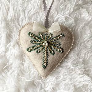 Cerceau de broderie en coton brodé à la main, motif cœur et pin, perles, durable, écologique, 15 cm, pour décoration de sapin de Noël - Product Image 3
