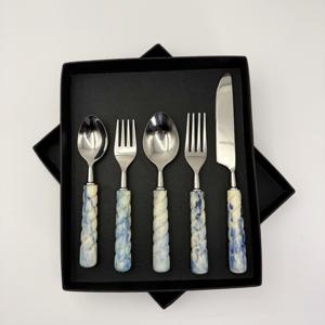 Couverts de haute qualité en acier inoxydable poli miroir avec manche en résine, couteau, fourchette et cuillère miroir pour mariage - Product Image 1