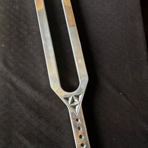 ส้อมปรับพวงกุญแจ DNA ขนาดยักษ์216Hz รูปตัวยูสำหรับใช้ในห้องปฏิบัติการด้วยการบำบัดด้วยการสั่นสะเทือน... - Product Image 1