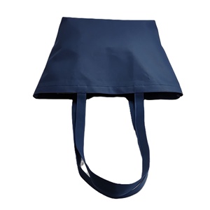 Bolsa de mano informal de nylon impermeable y promocional para compras, bolsa promocional para regalo, obsequio o exhibición. - Product Image 5