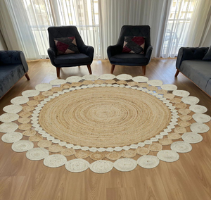 Alfombra redonda grande de yute con detalles en crema de dos tonos para alegrar cualquier habitación con estilo. Disponible a precios de mayorista. - Product Image 1