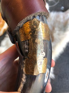 Corne à boire Viking en buffle 100% naturelle avec étui en cuir et design marteau en laiton, idéale pour la bière et l'eau, qualité supérieure - Product Image 5
