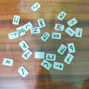 Ensemble de 25 lettres runiques artisanales en os de buffle, symboles naturels sculptés pour la divination et la décoration, à prix avantageux - Product Image 5