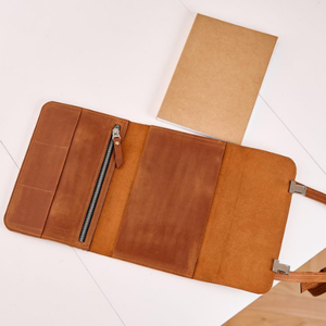 Carnet de notes professionnel en cuir fait main avec boucle, style sac, rechargeable, organisateur avec sangle, emplacements pour cartes, porte-stylo, logo personnalisé - Product Image 2