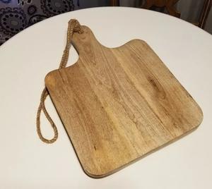 Planche à découper incurvée avec corde de suspension, surface épaisse et lisse, idéale pour couper, servir et décorer la cuisine de manière rustique - Product Image 3