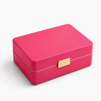 Boîte cadeau rigide à charnières rose rouge personnalisée avec fermoir doré et insert en velours blush pour cosmétiques et bijoux