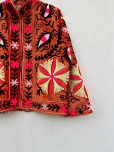 Veste en velours brodée à la main avec des motifs floraux, style bohème Suzani - Product Image 4