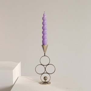 Porte-bougie géométrique moderne en or avec anneaux entrelacés et accent sphérique, pour une décoration intérieure élégante. - Product Image 2