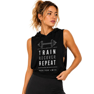 Débardeur de sport noir à capuche sans manches pour femme, à fentes latérales, très demandé, pour entraînement et fitness, avec impression DTG personnalisée, couleur unie, vente en gros - Product Image 3