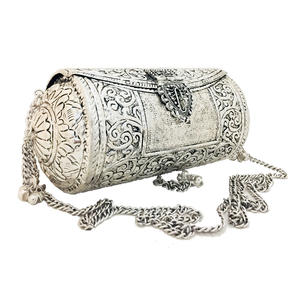 Collection unique de sacs à main en métal avec emballage personnalisé d'un fournisseur indien - Product Image 1