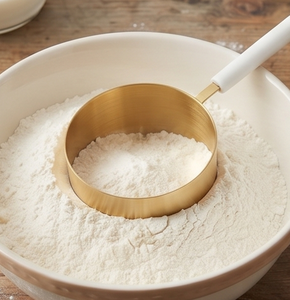 Tasses à mesurer en laiton avec poignées blanches, forme ronde, outils de mesure en métal résistants à la chaleur, parfaits pour une cuisine et une pâtisserie élégantes - Product Image 6