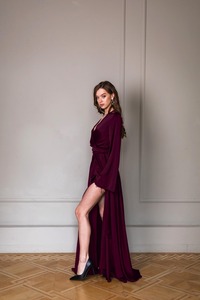 Robe longue en satin bordeaux pour femme, manches longues, col en V, fente haute, traîne fluide, élégante pour soirée, fête ou invitée de mariage - Product Image 5