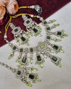 Collar de diseñador con piedra de corte radiante hecho a mano, con aretes y mangtika para mujer, colección de joyería tradicional étnica. - Product Image 1