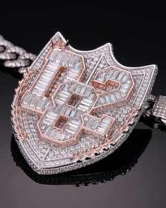 Pendentif Moissanite Iced Out en forme de bouclier, breloque chiffre taille baguette, en argent 925 plaqué rhodium, bijou couronne - Product Image 1