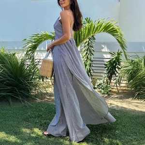 Mono largo sin mangas a rayas para mujer con aberturas frontales y lazo, de pierna ancha, estilo vestido. - Product Image 1