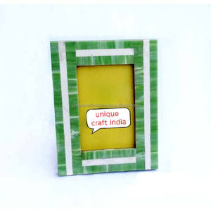 Cadre photo en bois fait main avec motif rayé vert, décoration d'intérieur contemporaine artisanale de designer pour table - Product Image 1