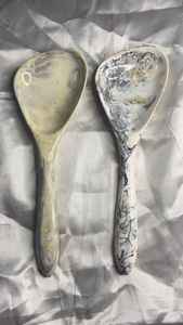 Juego de Cucharas para Ensalada de Resina Hechas a Mano, Diseño de Espiral Gris y Blanco, Artesanía Mexicana - Product Image 3