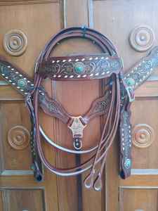 Cabezada y Pechera de Cuero 100% Genuino |   Floral Tallado a Mano |   Conjunto de Brida para Caballo Estilo Western |   Ajustable |   Equipo Ecuestre - Product Image 2