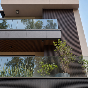 Revêtement mural extérieur moderne en WPC, lames verticales, design d'élévation de balcon pour la décoration de villas et de maisons - Product Image 3