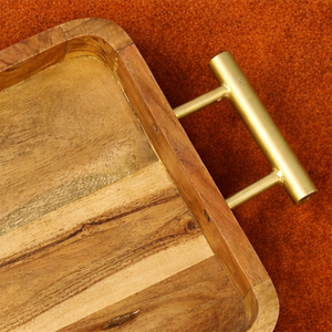 Ce plateau de service en bois présente des poignées dorées élégantes, alliant style naturel et classe moderne, idéal pour toute maison ou réunion. - Product Image 6