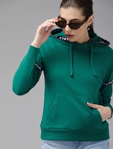 Sudadera con capucha verde para mujer con estampado de letras en la manga y diseño de bolsillo, tejido transpirable de algodón para otoño. - Product Image 1