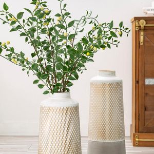 Ensemble de 2 vases décoratifs blancs et dorés avec base grise et motif texturé pour la décoration des salons, des entrées et l'affichage de fleurs séchées - Product Image 5